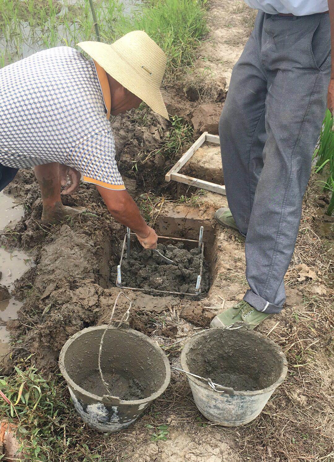 把地籠放到基坑內，倒入攪拌均勻的砂石